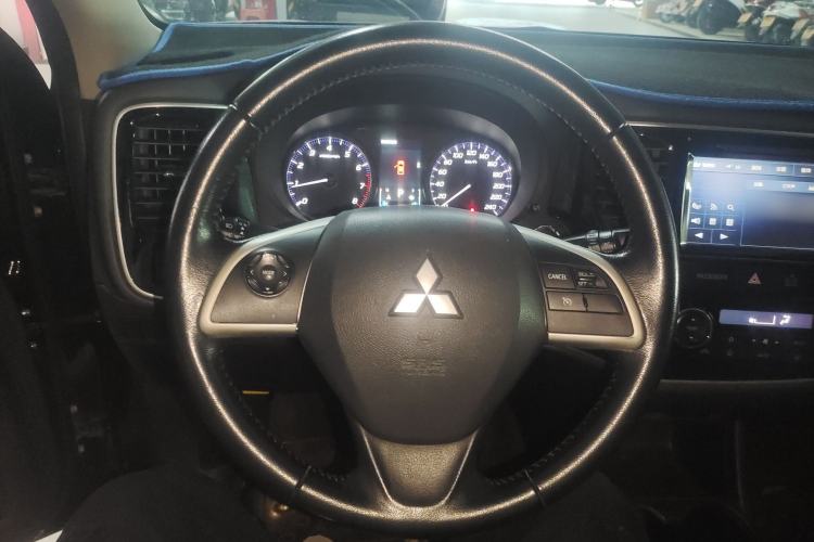 Used Mitsubishi Outlander 2013 2.4L 4x4 Luxury Navigation Edition 5 Seats Steering Wheel
