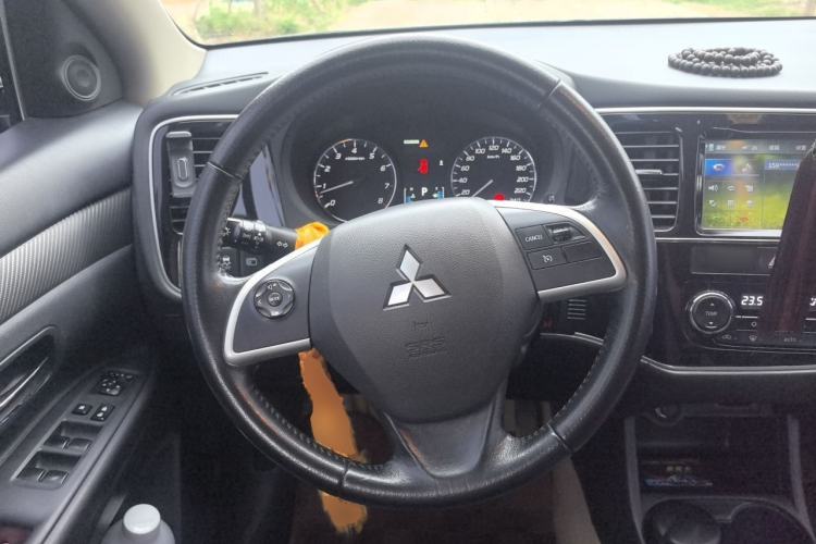 Used Mitsubishi Outlander 2013 2.4L 4x4 Luxury Navigation Edition 5 Seats Steering Wheel