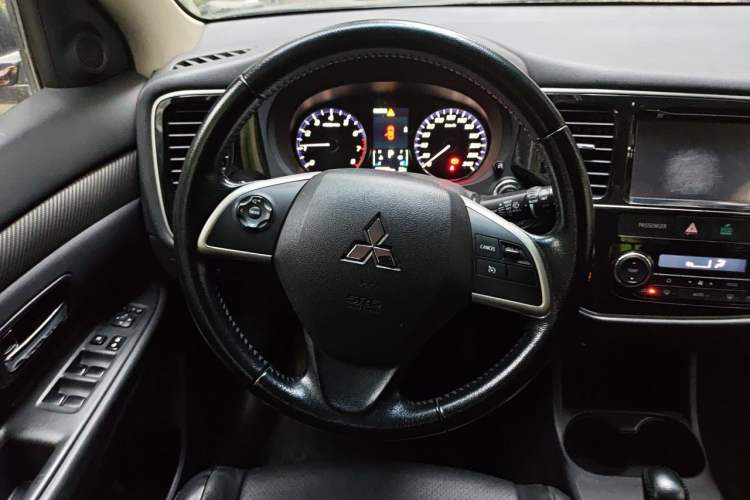 Used Mitsubishi Outlander 2013 2.4L 4x4 Luxury Navigation Edition 5 Seats Steering Wheel