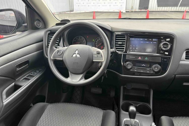 Used Mitsubishi Outlander 2013 2.0L Two-Wheel Drive Sport Navigation Version 5 Seats Steering Wheel