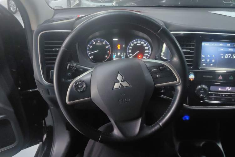 Used Mitsubishi Outlander 2013 2.4L 4x4 Luxury Navigation Edition 5 Seats Steering Wheel