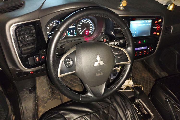 Used Mitsubishi Outlander 2013 2.4L Four-Wheel Drive Luxury Navigation Version 7 Seats Steering Wheel