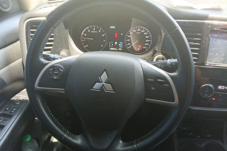 Used Mitsubishi Outlander 2013 2.4L Four-Wheel Drive Luxury Navigation Version 7 Seats Steering Wheel