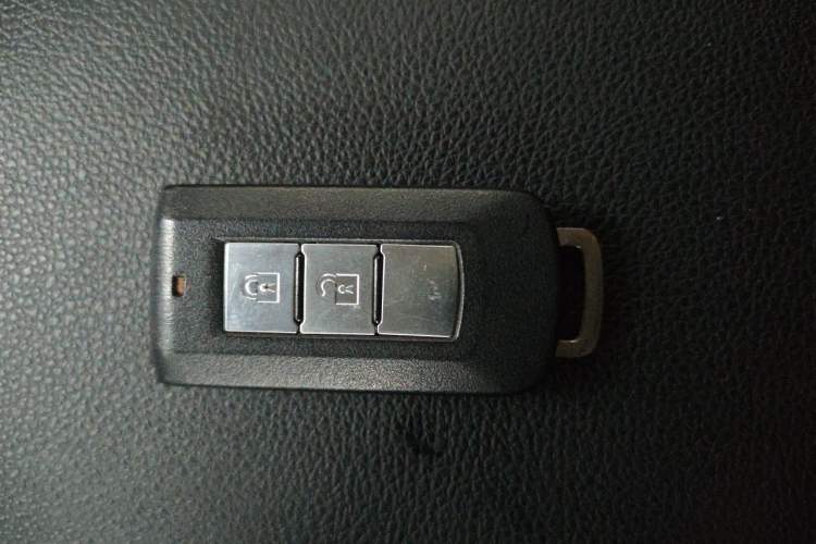 Used Mitsubishi Outlander 2013 2.4L 4x4 Luxury Navigation Edition 5 Seats Vehicle Key