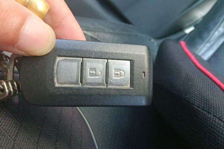 Used Mitsubishi Outlander 2013 2.4L Four-Wheel Drive Luxury Navigation Version 7 Seats Vehicle Key