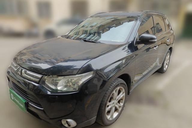 Mitsubishi Outlander 2013 2.4L Four-Wheel Drive Luxury Navigation Version 7 Seats d’occasion