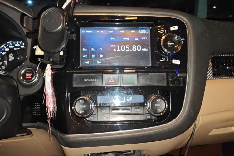 Used Mitsubishi Outlander 2013 2.4L 4x4 Luxury Navigation Edition 5 Seats Audio And AC Panel