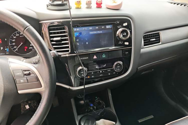 Used Mitsubishi Outlander 2013 2.4L 4x4 Luxury Navigation Edition 5 Seats Audio And AC Panel