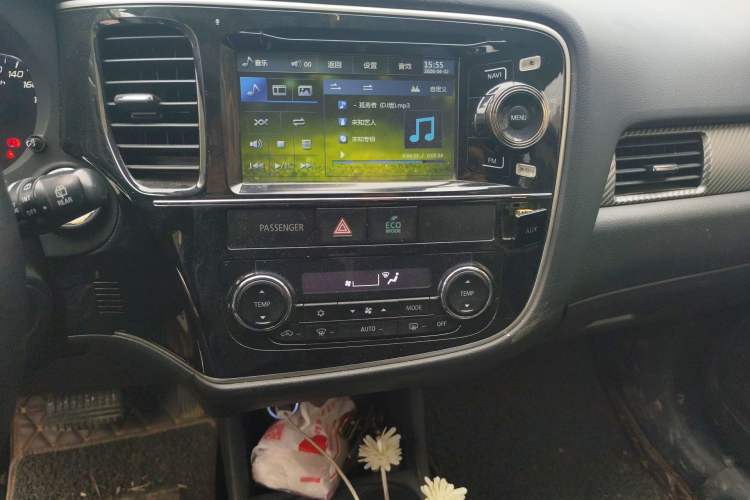 Used Mitsubishi Outlander 2013 2.4L 4x4 Luxury Navigation Edition 5 Seats Audio And AC Panel