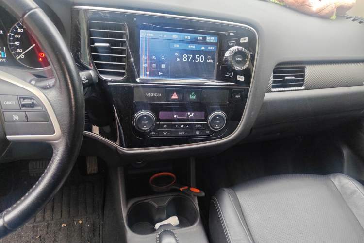 Used Mitsubishi Outlander 2013 2.4L Four-Wheel Drive Luxury Navigation Version 7 Seats Audio And AC Panel