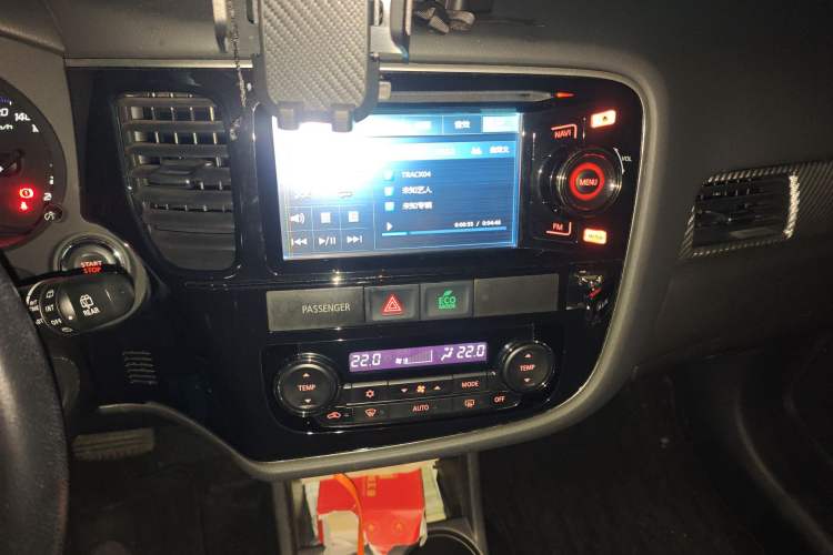 Used Mitsubishi Outlander 2013 2.4L 4x4 Luxury Navigation Edition 5 Seats Audio And AC Panel