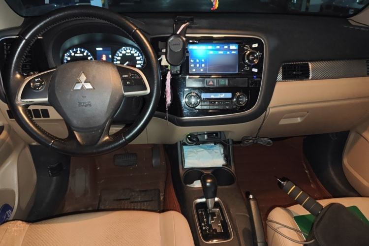 Used Mitsubishi Outlander 2013 2.4L 4x4 Luxury Navigation Edition 5 Seats Center Console