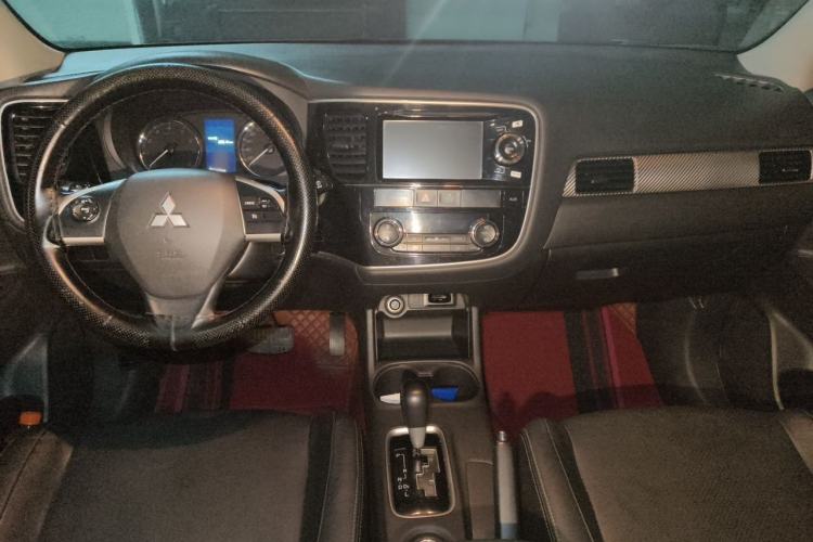 Used Mitsubishi Outlander 2013 2.4L 4x4 Luxury Navigation Edition 5 Seats Center Console
