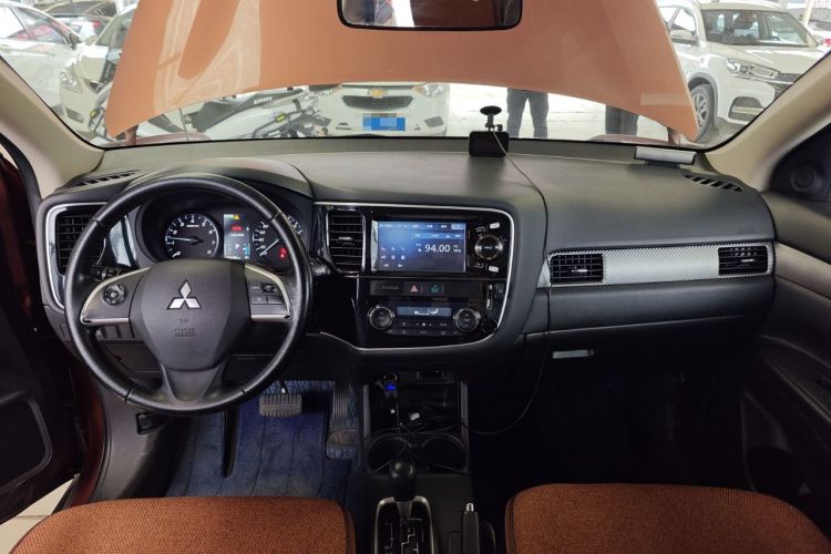 Used Mitsubishi Outlander 2013 2.4L 4x4 Luxury Navigation Edition 5 Seats Center Console