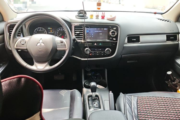 Used Mitsubishi Outlander 2013 2.4L 4x4 Luxury Navigation Edition 5 Seats Center Console