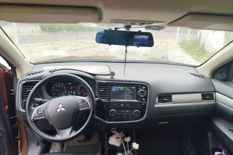 Used Mitsubishi Outlander 2013 2.4L 4x4 Luxury Navigation Edition 5 Seats Center Console