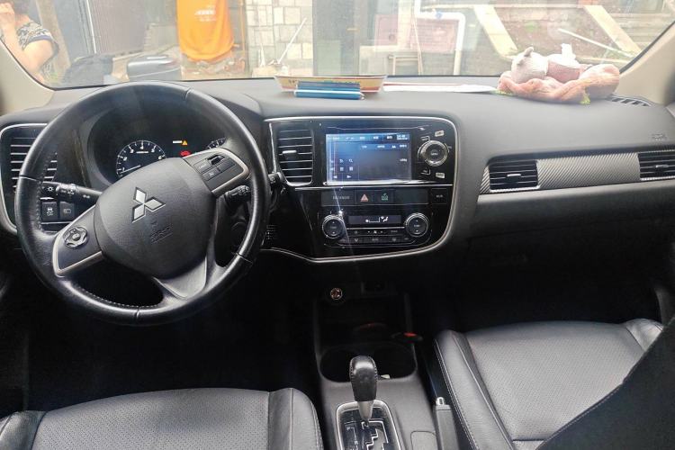 Used Mitsubishi Outlander 2013 2.4L Four-Wheel Drive Luxury Navigation Version 7 Seats Center Console
