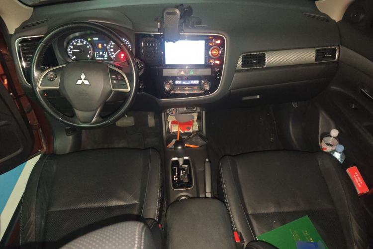 Used Mitsubishi Outlander 2013 2.4L 4x4 Luxury Navigation Edition 5 Seats Center Console