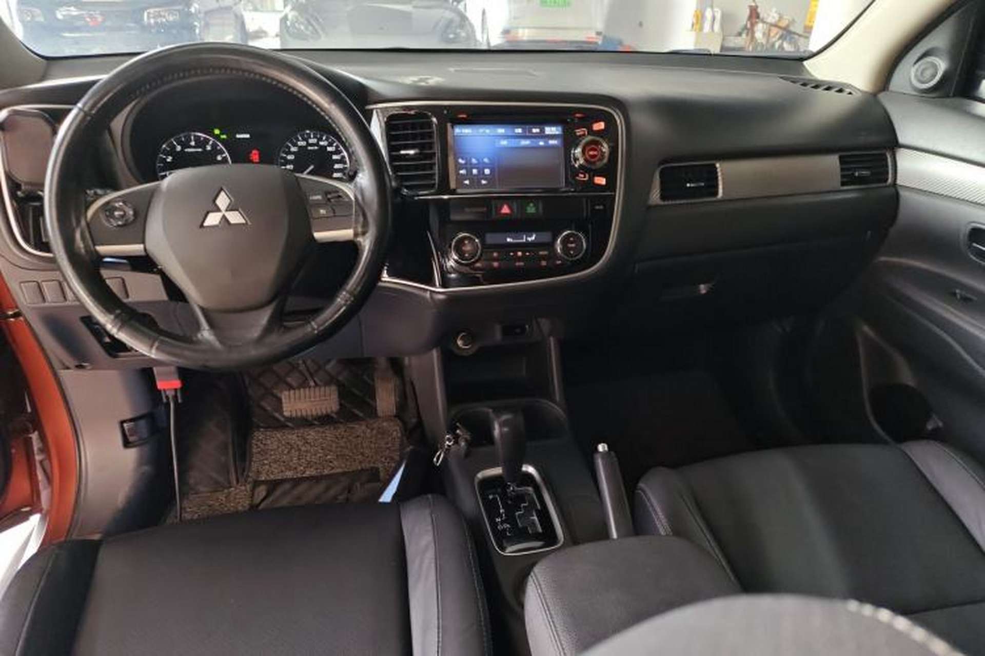 Used Mitsubishi Outlander 2013 2.4L 4x4 Luxury Navigation Edition 5 Seats Center Console