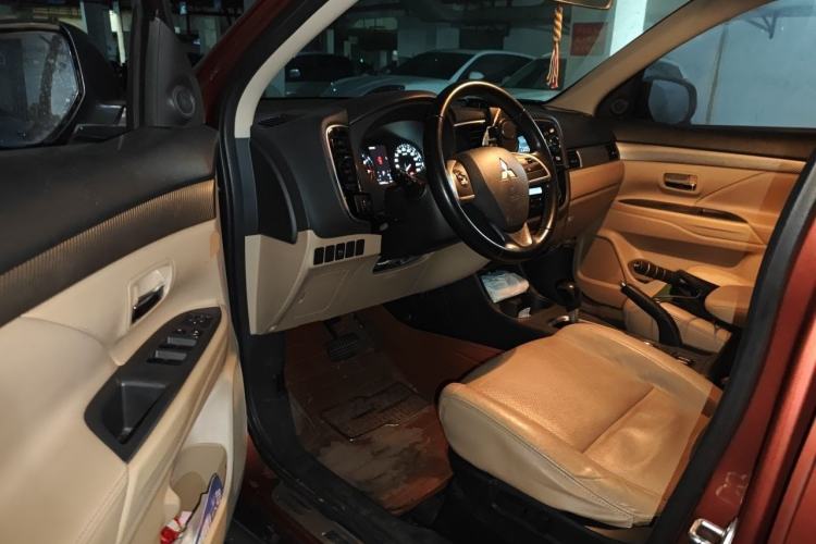 Used Mitsubishi Outlander 2013 2.4L 4x4 Luxury Navigation Edition 5 Seats Driver Seat