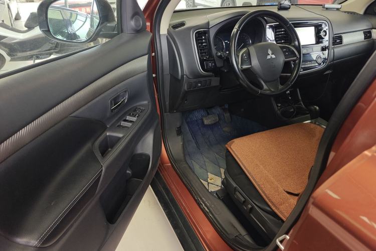 Used Mitsubishi Outlander 2013 2.4L 4x4 Luxury Navigation Edition 5 Seats Driver Seat