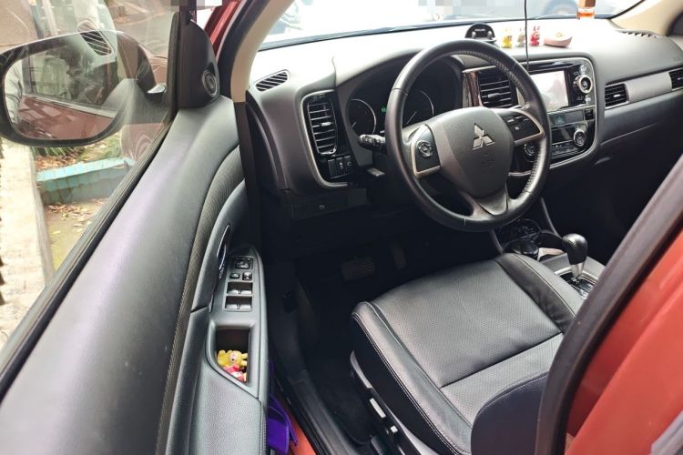 Used Mitsubishi Outlander 2013 2.4L 4x4 Luxury Navigation Edition 5 Seats Driver Seat