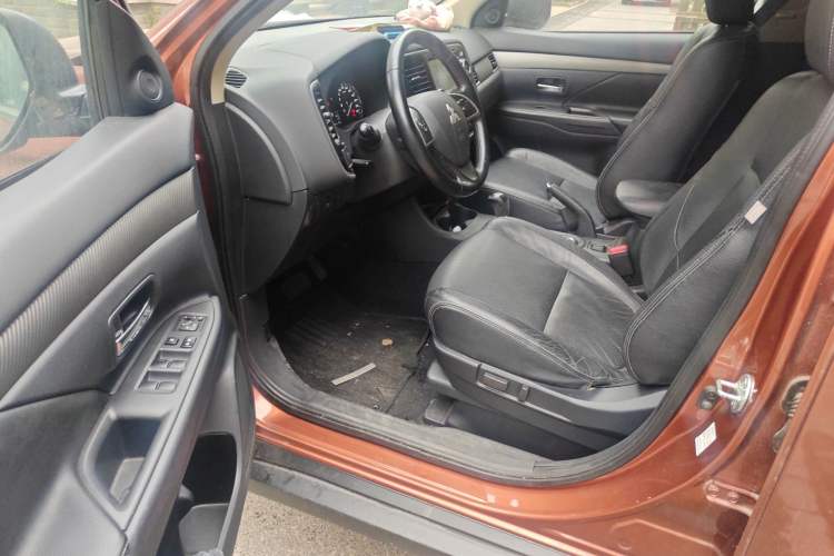 Used Mitsubishi Outlander 2013 2.4L Four-Wheel Drive Luxury Navigation Version 7 Seats Driver Seat