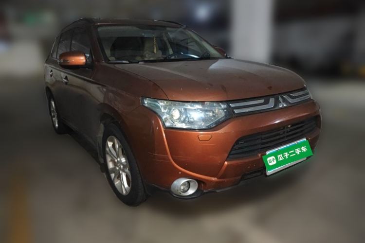 Used Mitsubishi Outlander 2013 2.4L 4x4 Luxury Navigation Edition 5 Seats Front Right 45 Deg