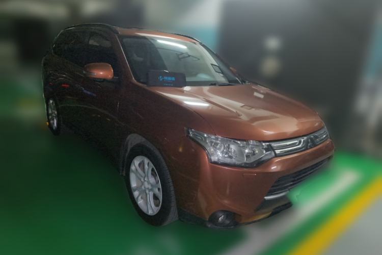 Used Mitsubishi Outlander 2013 2.4L 4x4 Luxury Navigation Edition 5 Seats Front Right 45 Deg