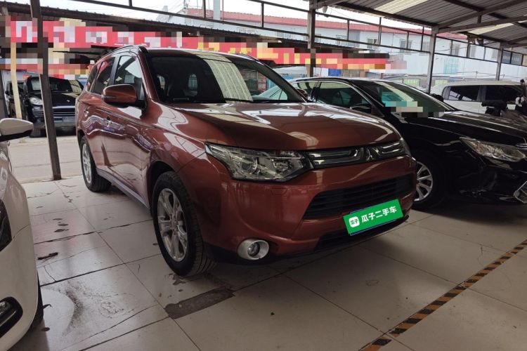 Used Mitsubishi Outlander 2013 2.4L 4x4 Luxury Navigation Edition 5 Seats Front Right 45 Deg
