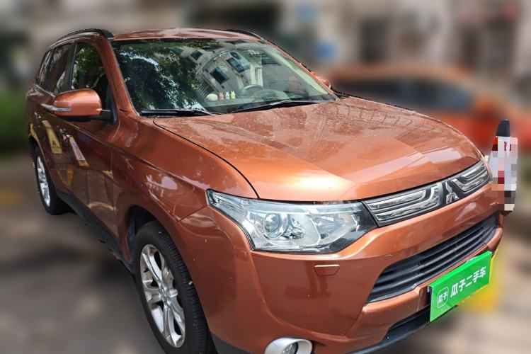 Used Mitsubishi Outlander 2013 2.4L 4x4 Luxury Navigation Edition 5 Seats Front Right 45 Deg