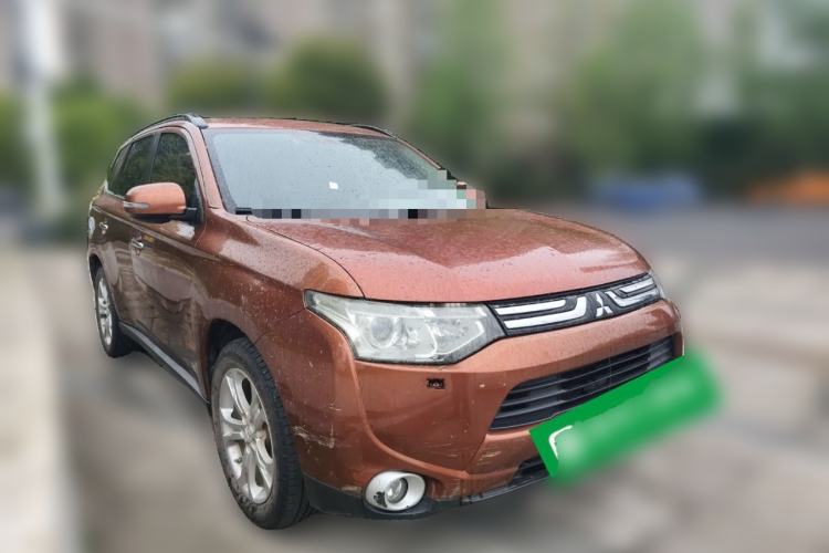 Used Mitsubishi Outlander 2013 2.4L 4x4 Luxury Navigation Edition 5 Seats Front Right 45 Deg