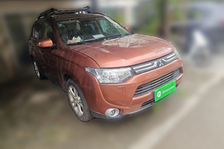 Used Mitsubishi Outlander 2013 2.4L Four-Wheel Drive Luxury Navigation Version 7 Seats Front Right 45 Deg