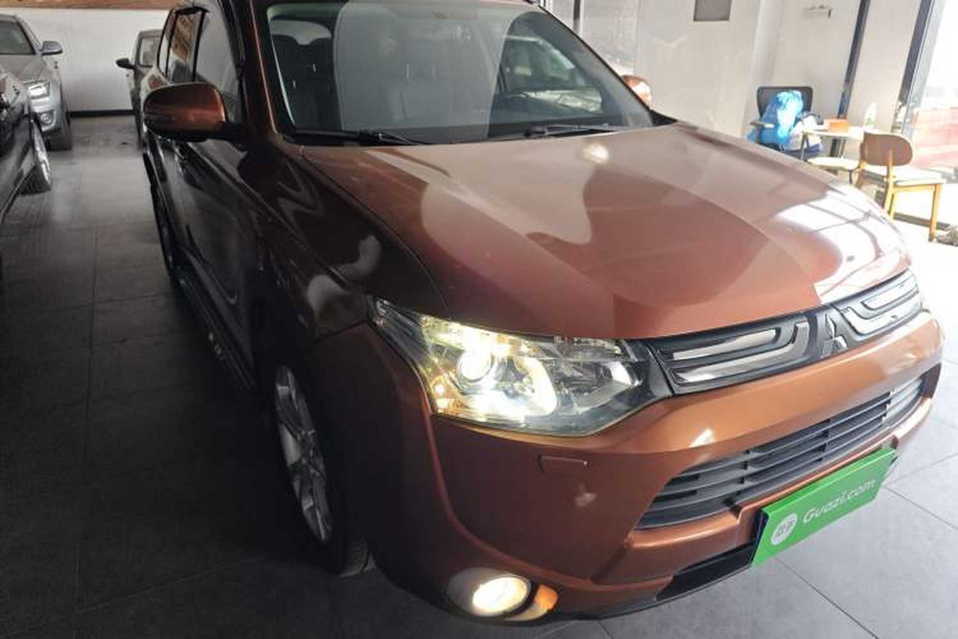 Used Mitsubishi Outlander 2013 2.4L 4x4 Luxury Navigation Edition 5 Seats Front Right 45 Deg