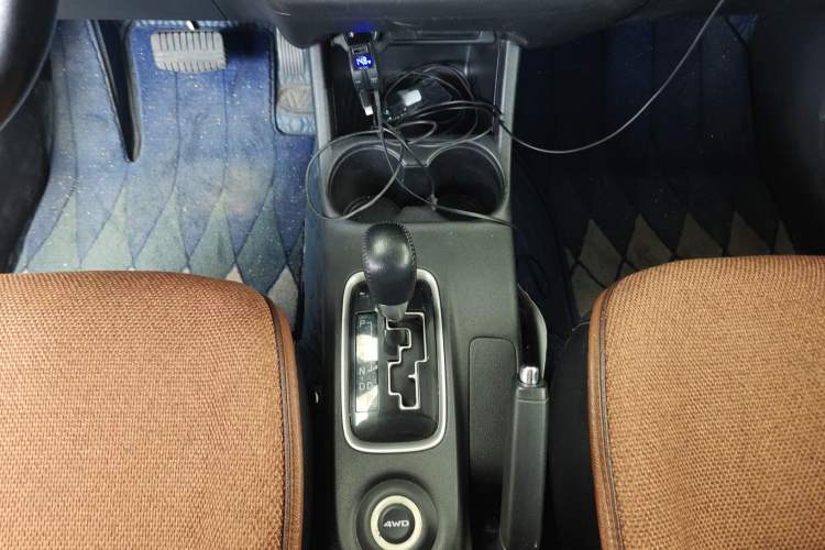 Used Mitsubishi Outlander 2013 2.4L 4x4 Luxury Navigation Edition 5 Seats Gear Lever