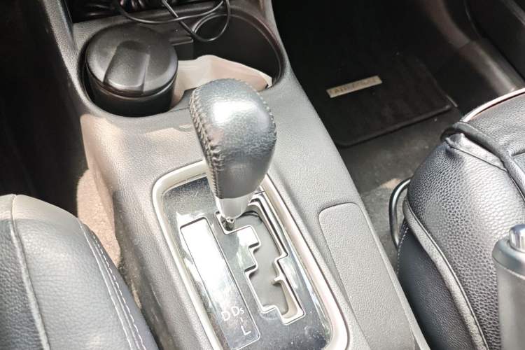 Used Mitsubishi Outlander 2013 2.4L 4x4 Luxury Navigation Edition 5 Seats Gear Lever