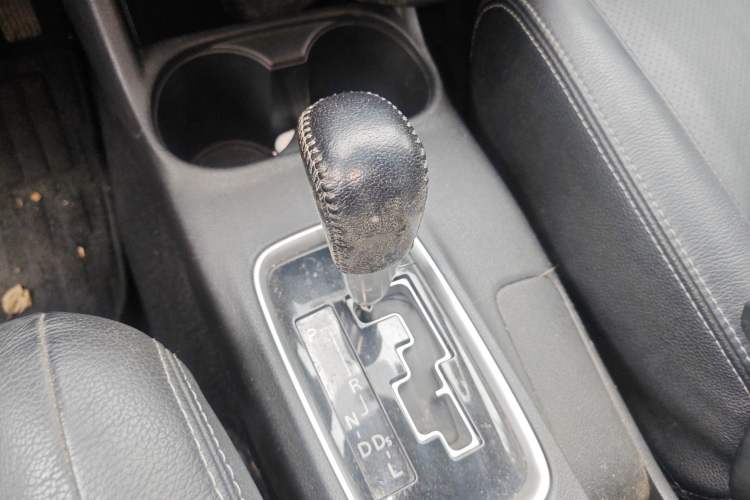 Used Mitsubishi Outlander 2013 2.4L Four-Wheel Drive Luxury Navigation Version 7 Seats Gear Lever
