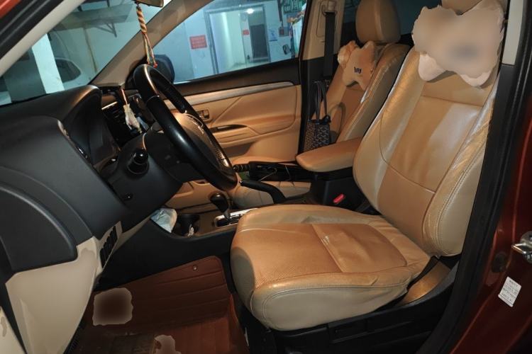 Used Mitsubishi Outlander 2013 2.4L 4x4 Luxury Navigation Edition 5 Seats Left Front Seat
