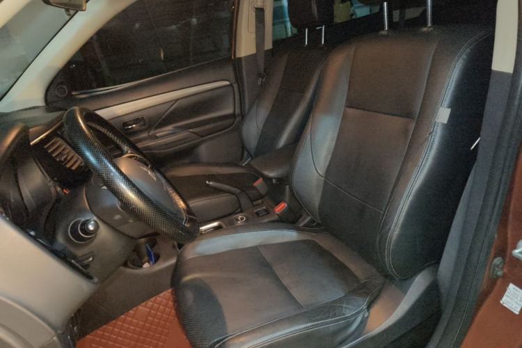 Used Mitsubishi Outlander 2013 2.4L 4x4 Luxury Navigation Edition 5 Seats Left Front Seat