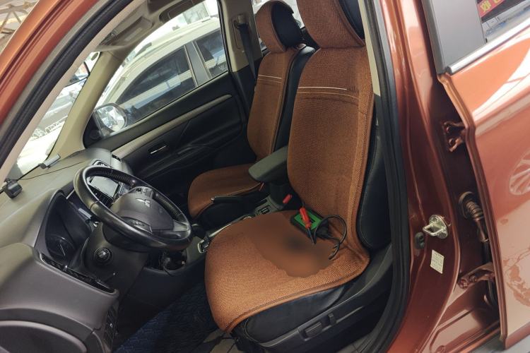 Used Mitsubishi Outlander 2013 2.4L 4x4 Luxury Navigation Edition 5 Seats Left Front Seat