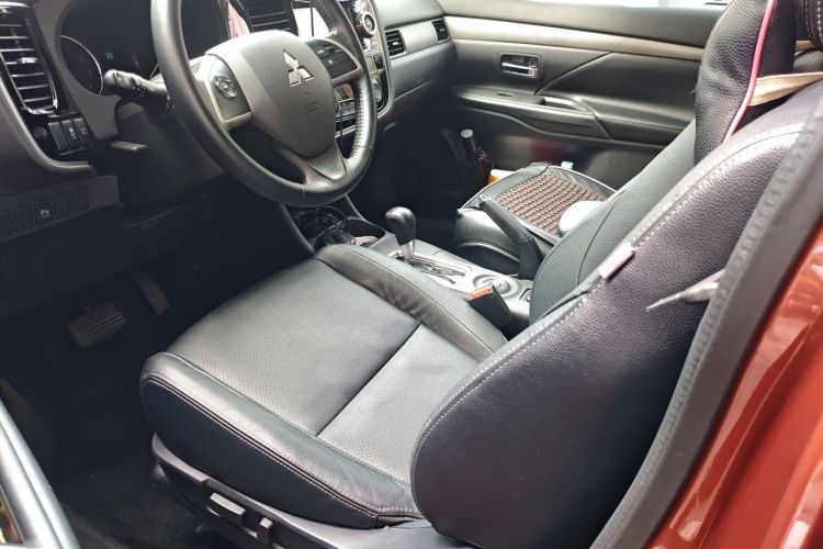 Used Mitsubishi Outlander 2013 2.4L 4x4 Luxury Navigation Edition 5 Seats Left Front Seat