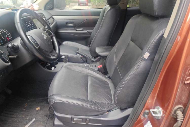 Used Mitsubishi Outlander 2013 2.4L Four-Wheel Drive Luxury Navigation Version 7 Seats Left Front Seat