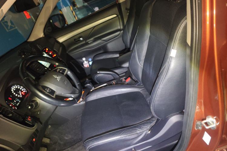 Used Mitsubishi Outlander 2013 2.4L 4x4 Luxury Navigation Edition 5 Seats Left Front Seat