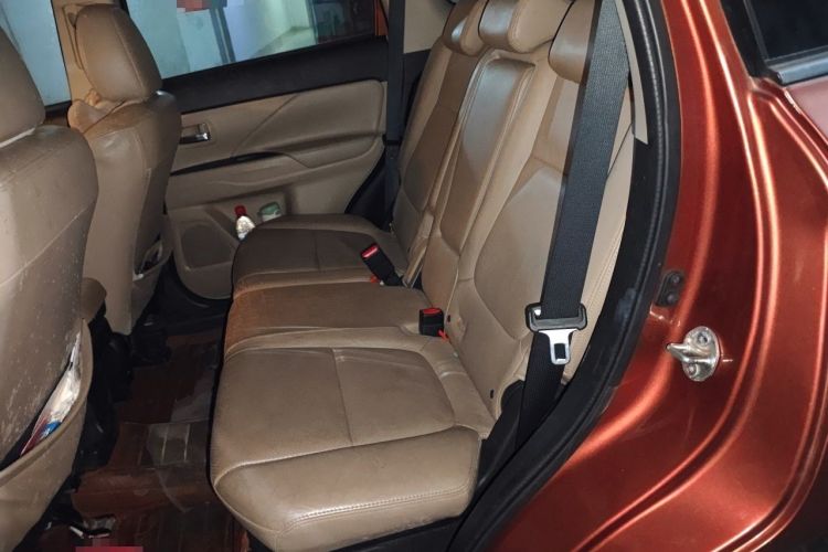Used Mitsubishi Outlander 2013 2.4L 4x4 Luxury Navigation Edition 5 Seats Left Rear Seat