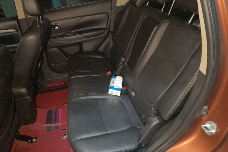 Used Mitsubishi Outlander 2013 2.4L 4x4 Luxury Navigation Edition 5 Seats Left Rear Seat