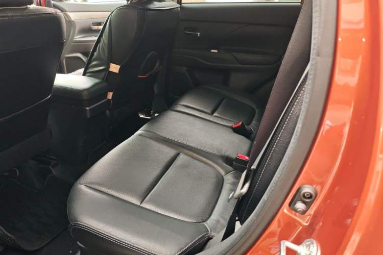 Used Mitsubishi Outlander 2013 2.4L 4x4 Luxury Navigation Edition 5 Seats Left Rear Seat