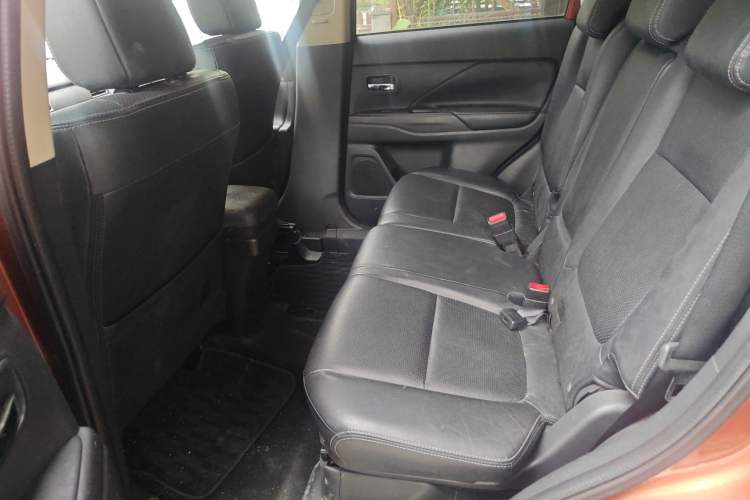 Used Mitsubishi Outlander 2013 2.4L Four-Wheel Drive Luxury Navigation Version 7 Seats Left Rear Seat