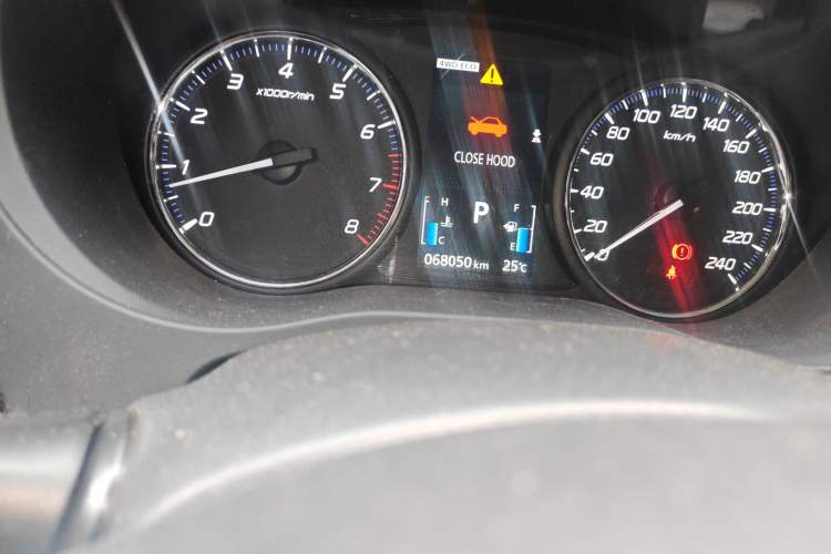 Used Mitsubishi Outlander 2013 2.4L Four-Wheel Drive Luxury Navigation Version 7 Seats Odometer Close Up
