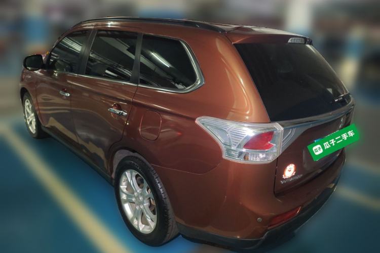 Used Mitsubishi Outlander 2013 2.4L 4x4 Luxury Navigation Edition 5 Seats Rear Left 45 Deg