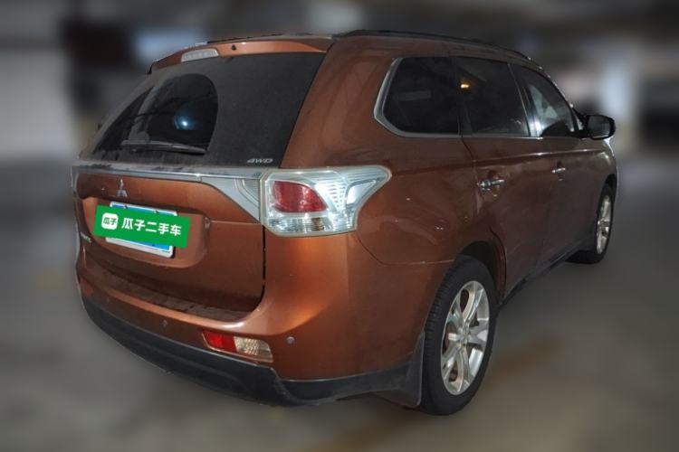 Used Mitsubishi Outlander 2013 2.4L 4x4 Luxury Navigation Edition 5 Seats Rear Right 45 Deg